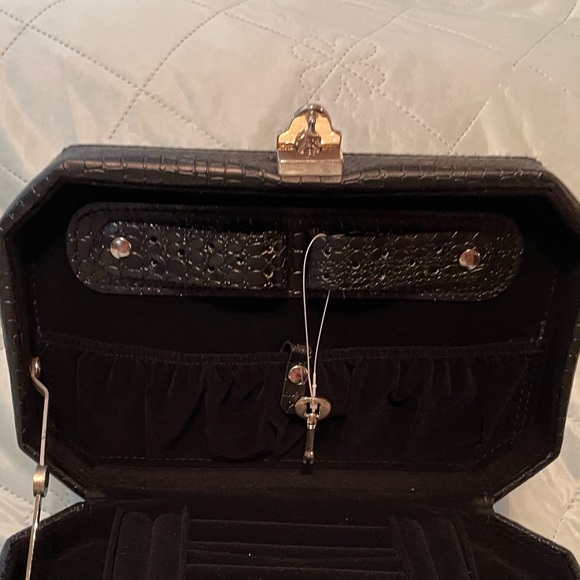 Elegant Black Jewelry Box - Picture 4 of 8